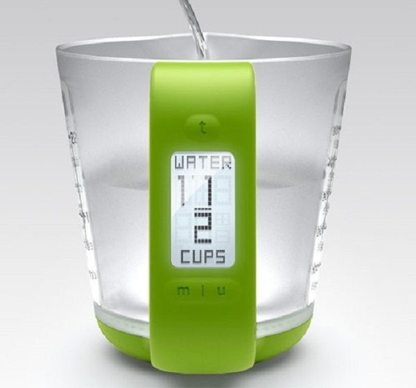 The Smart Measure digital measuring cup from Behance is catered to helping improve your measuring needs in the kitchen #design #product #industrial #kitchen #cup #measuring