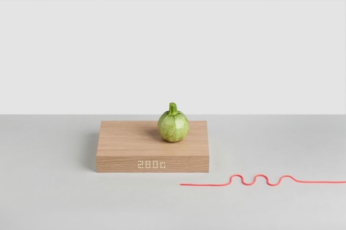 GKILO is a smart kitchen scale that is more than an ordinary chopping board–it can also weigh your ingredients and tell time. #design #mod