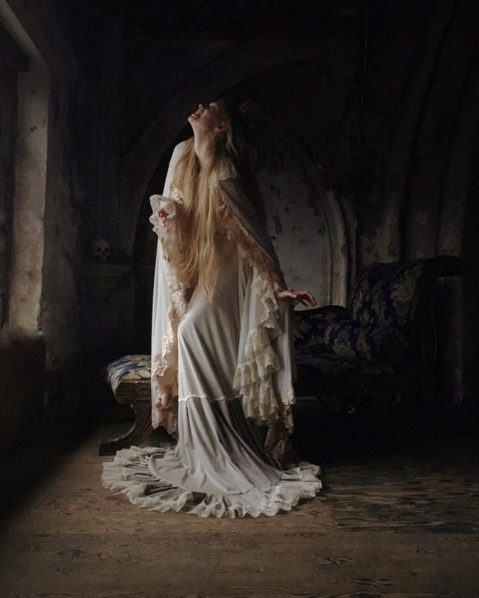 Gorgeously Mysterious, Melancholic and Fine Art Portrait Photography by Nona Limmen