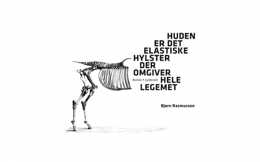 huden-er-det-elastiske-hylster_black_c3.jpg (JPEG Billede, 1440x900 pixels) #skeleton #horse #book #black #danish #cover #novel