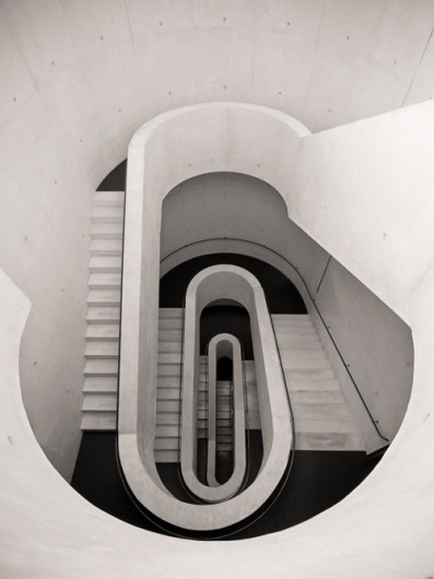 tumblr_lsck1fjuBG1qeyoxro1_500.jpeg (JPEG Image, 500x667 pixels) #stairs #concrete #architecture #white
