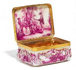 ANATOMICAL SNUFFBOX WITH WATTEAU SCENES IN PURPLE CAMAIEU. Berlin - attributed. 3. Third 18. Century. #Sets #Teasets #Porcelainsets #Antiqueplates #Plates #Wallplates #Figures #Porcelainfigurines #porcelain