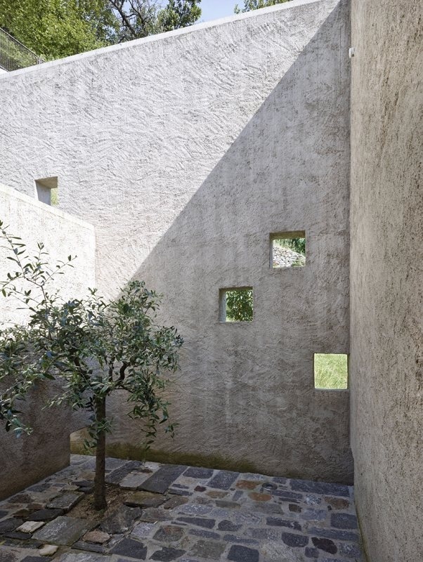 Private walled courtyard. Casa Ko by Wespi de Meuron Romeo Architetti. © Hannes Henz. #patio #courtyard #walledgarden