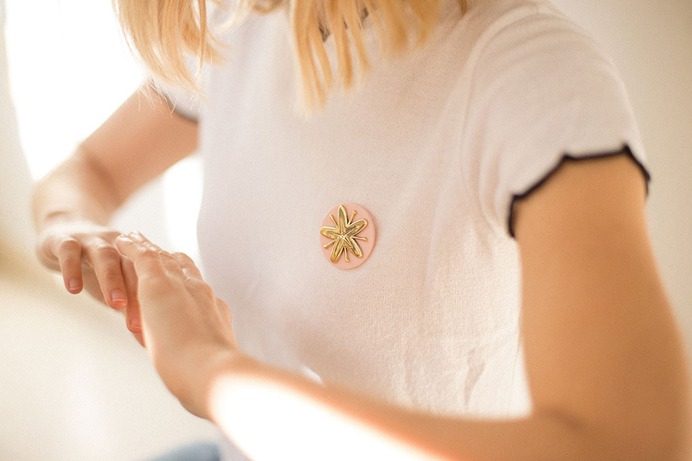 Broche Tilo Branding - Mindsparkle Mag Un Barco designed the branding for Broche Tilo, a brooch/jewel created by Maria Picci. This brooch is inspired by the city of La Plata, the beauty of its proportions and its linden tree. #logo #packaging #identity #branding #design #color #photography #graphic #design #gallery #blog #project #mindsparkle #mag #beautiful #portfolio #designer