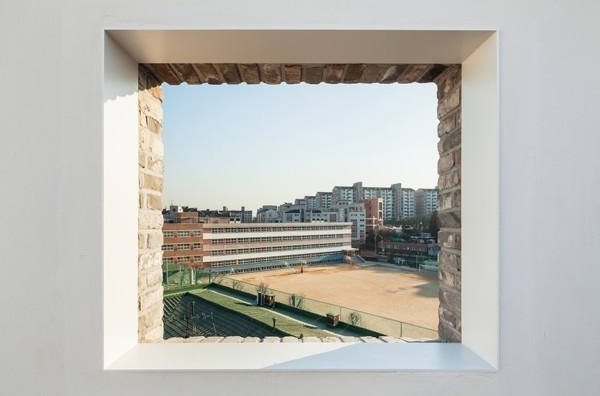 Beyond The Screen / Obba #window #obba #contrast