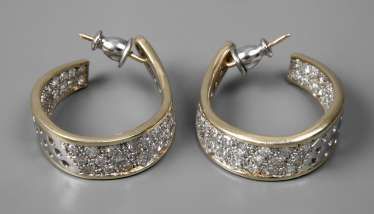 Pair of Hoop earrings with diamonds together approx. 3 ct