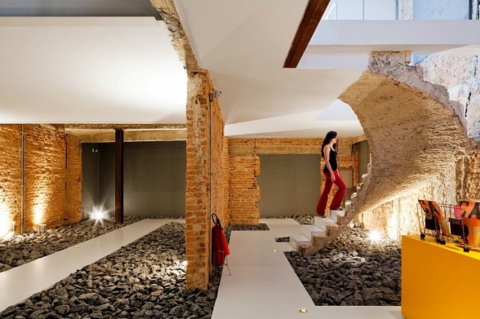 Casa REX Office Is Designed to Highlight the Process of Demolition