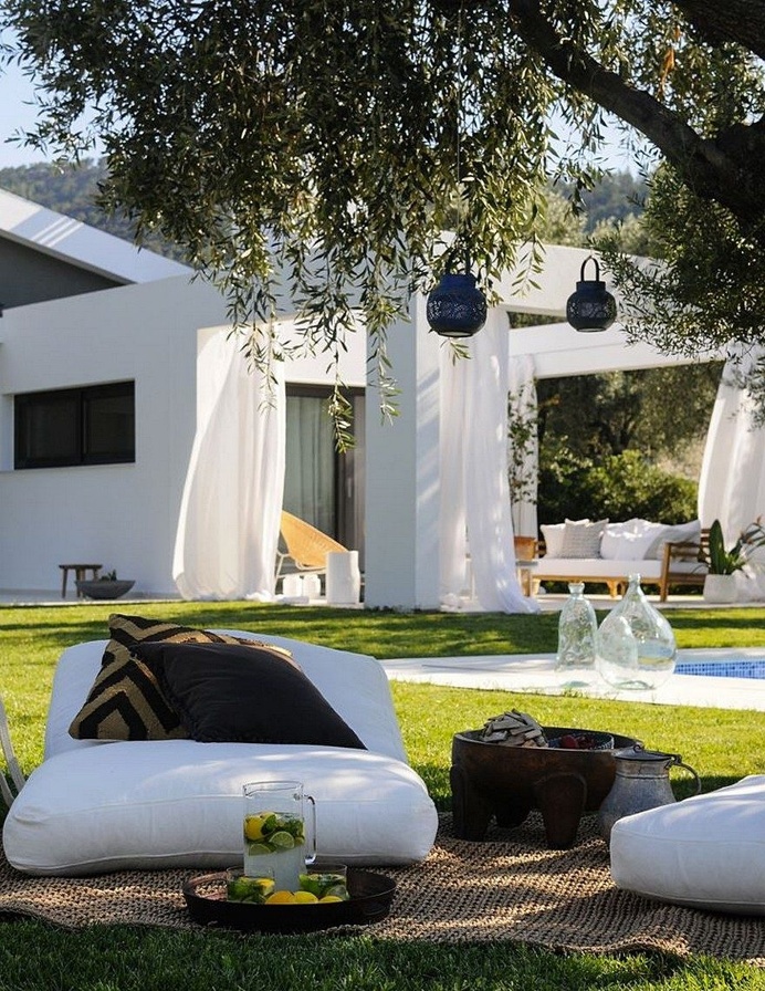 L-Shaped Villa Featuring Large Openings, Clean Surfaces and Bohemian Luxury 14