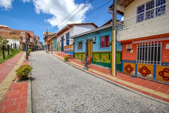 Colorful and Clean Natural Street Photography Of Guatapé, Colombia by Jessica Devnani