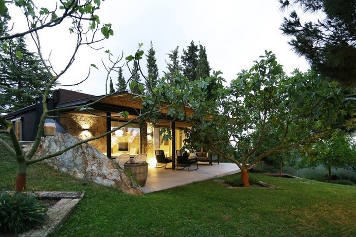 Mountain Guest House in Spain Connected To Generously Sized Garden and Views #mountain #architecture #house