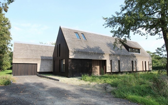 Outside-in' - Residence in Goes / grassodenridder_architecten #thatch #architecture #netherlands