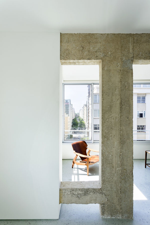 Concrete beam and column. Apartamento Copacabana by Felipe Hess. © Ricardo Bassetti. #concrete #beam #column