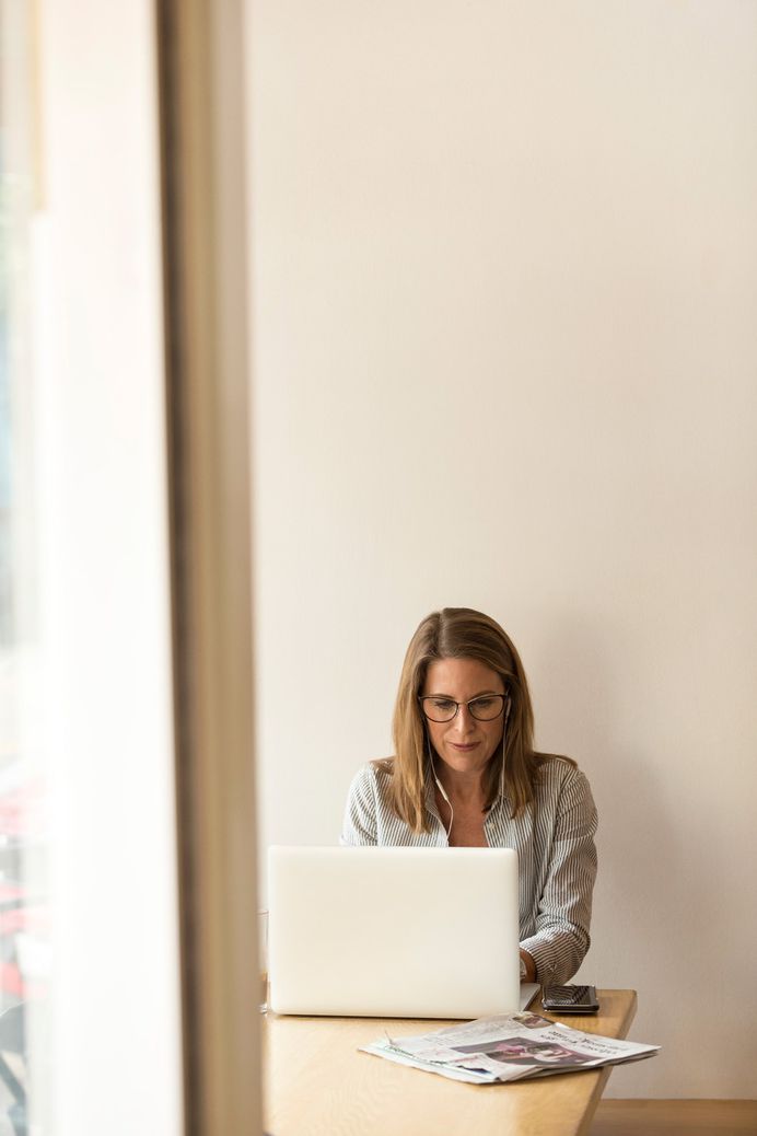 Woman, woman at work, working and work HD photo by LinkedIn Sales Navigator (@linkedinsalesnavigator) on Unsplash