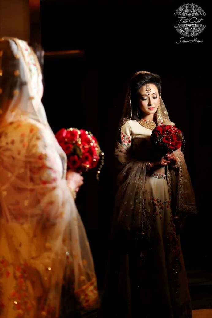 Some Best Mesmerizing Off-Beat Mirror Wedding Poses You Must Have Them for Your Wedding