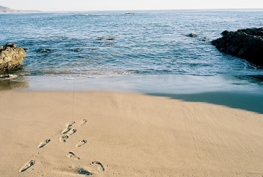footprints.jpg (902×609) #beach #footprints #etiamvita