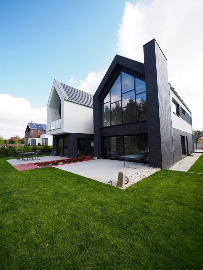 Fence House &ndash; a Contemporary Interpretation of the Traditional Style