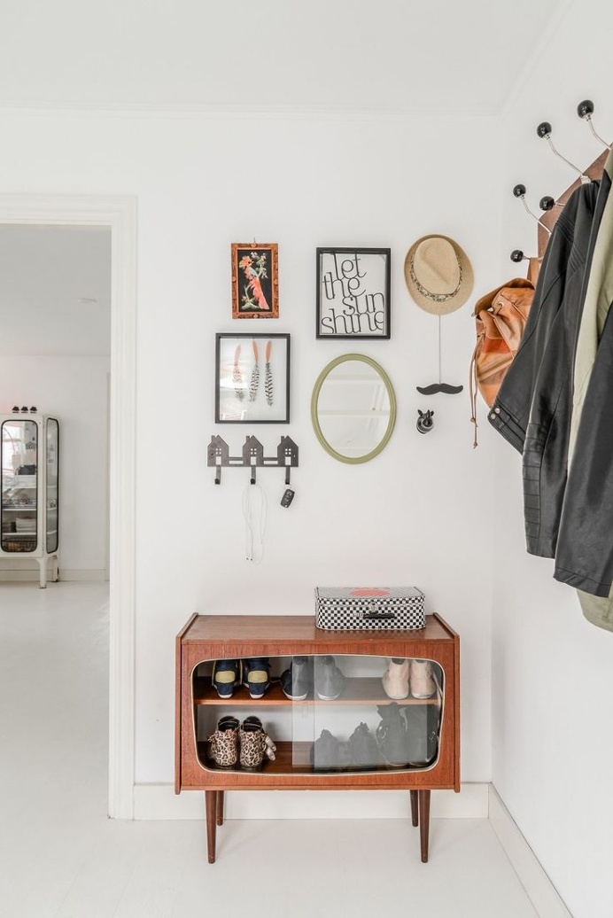 Entryway with a retro feel. Photo & styling by Souraya Hassan. #entryway #minimal #retro