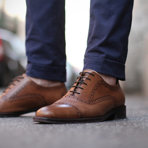 Suitupordie! Doing it right, sock less and well tailored. #hoe