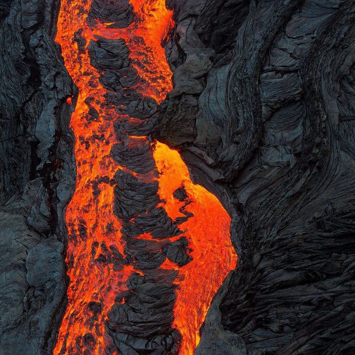 Photographer Tom Kualii Captures Spectacular Lava Flow in Hawaii