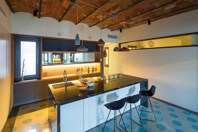 House of Mirrors – Dwelling in Barcelona's Placa Catalunya