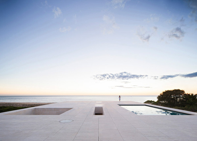 House by Alberto Campo Baeza designed as "a jetty facing out to sea" #white #house #pool #cadiz #sea #architecture #horizon #beach