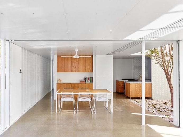 Naranga Avenue House by James Russell Architect