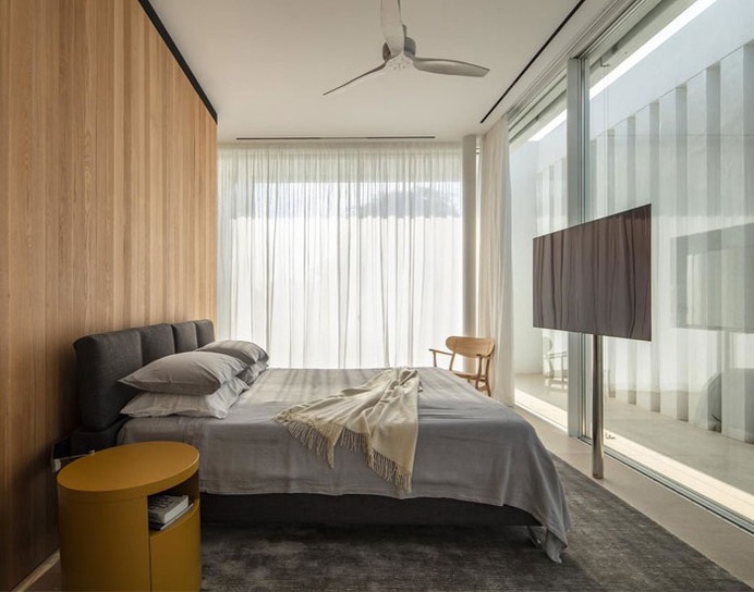 62 Minimalist Bedroom Ideas That Are Anything But Boring - #bedroom #minimalist #design #decor #furniture