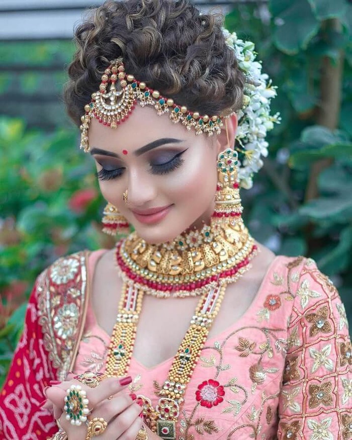 Glittering the black smokey eye makeup