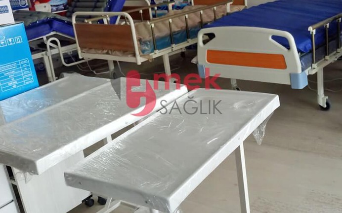 Felçli için yatak ve yemek tablası