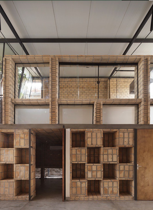 Oficinas Nordeste / Mínimo Común Arquitectura. Image © Federico Cairoli