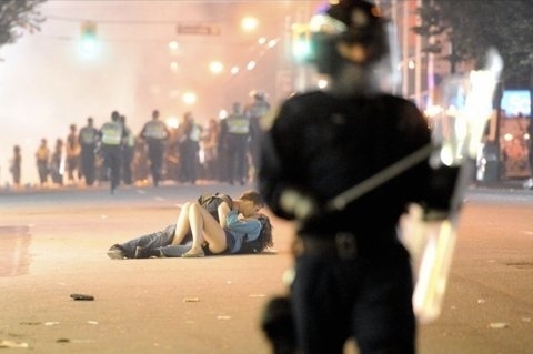 2b4c6f955e41dfef6ba4a2b0e83819da79a9aac2_m.jpg 480×319 pixels #police #riot #kiss
