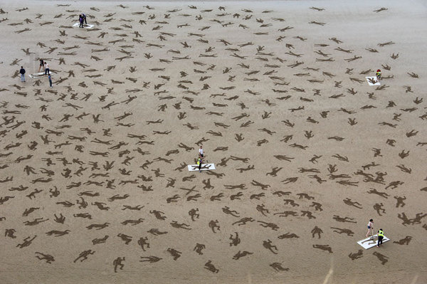 9,000 sand drawings commemorate the fallen on d day #beach #sand #art #day