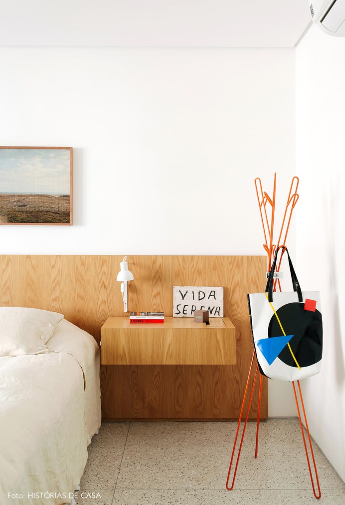 Quarto de casal com cabeceira de madeira e mancebo
