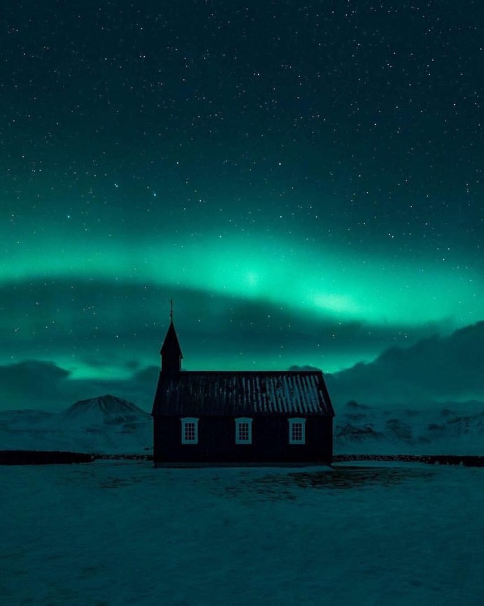 Mikkel Beiter Captures Majestic Northern Lights in Iceland