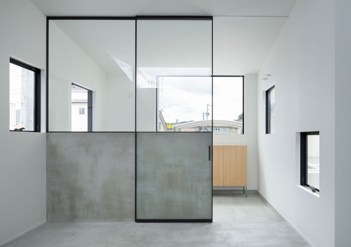 Entryway with black metal framed glass sliding door. House in Maniwa by Yasunari Tsukada. Photo by Takumi Ota. #glassdoor