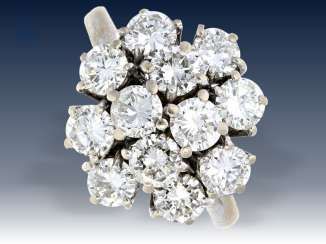 Ring: &auml;u&szlig;erst dekorativer, wei&szlig;goldener vintage Brillant-Bl&uuml;tenring mit hochwertigem Brillantbesatz von ca. 2,5ct