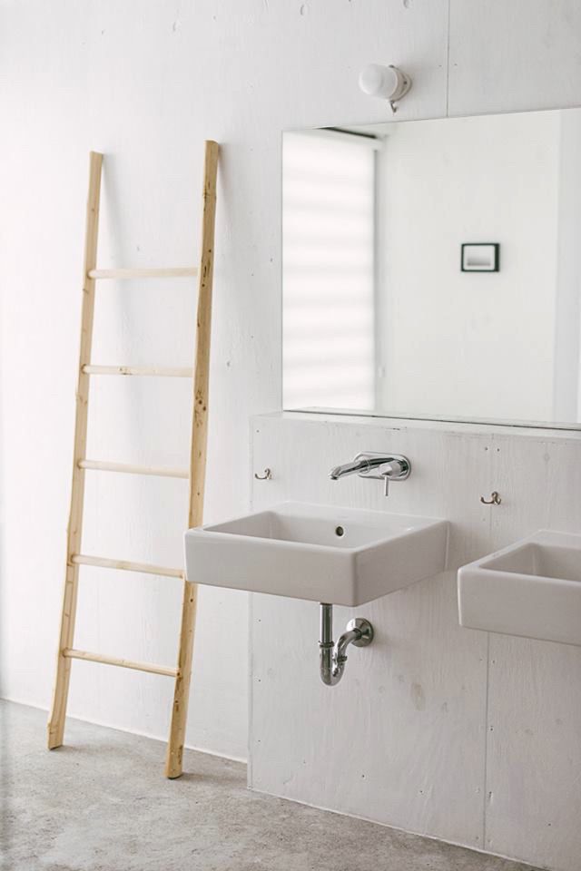 Modern rustic bathroom vanity. Strandwood House by Kilian Piltz and Wolgang Warnkross. #bathroomvanity