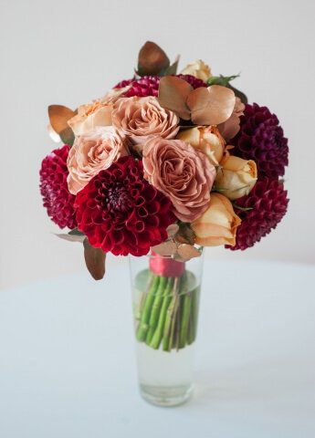 букет невесты из бордовых георгин, роз Капучино и пионовидных персиковых роз