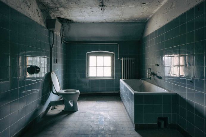 Decaying Bathrooms: Abandoned Photography by Ralph Graef