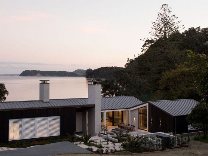 Modern Coastal Home Designed as a One-Story Pavilion Open to the Beach 14