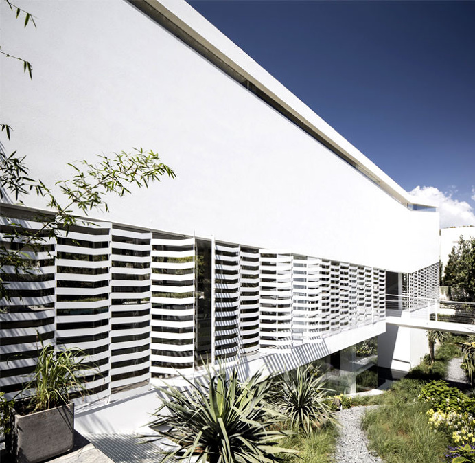 J House by Pitsou Kedem Architects - #architecture, #house, #home, #decor,