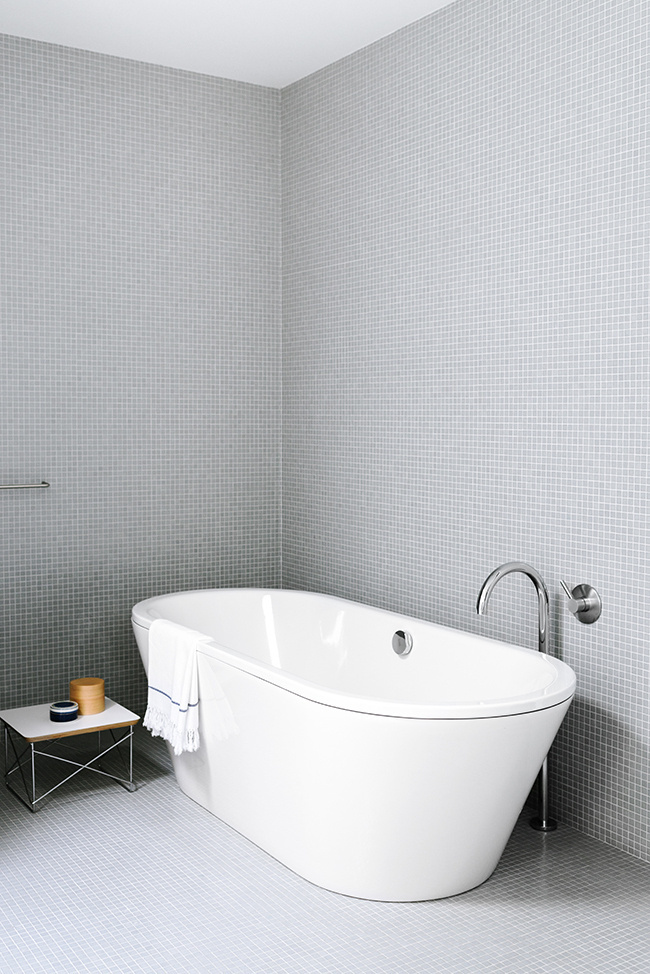 Share-Design-Inspiration-Blog-Sorrento-Beach-House-by-Shareen-Joel-Design-05 #bathtub