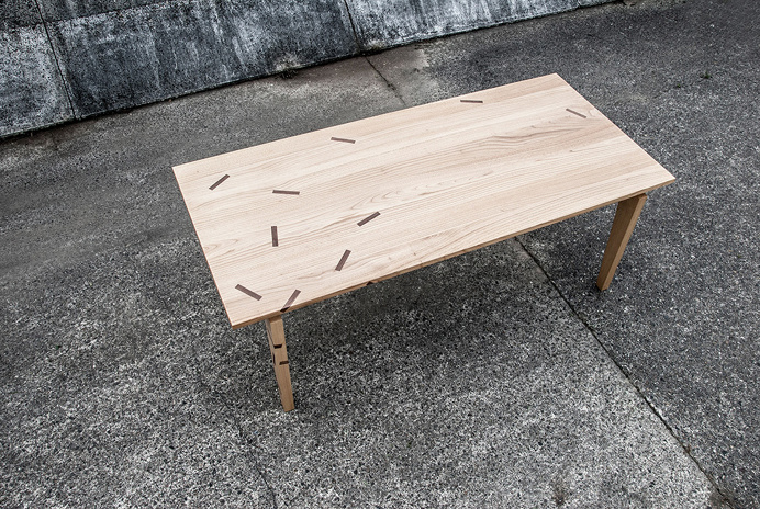 Table WIEF. A table with a graphic touch - chesnut / wallnut
