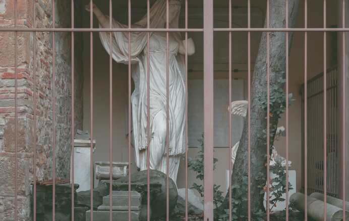Gabbia | dietro cancelli d'autunno #photography #statue #white #pink #marmo #italy
