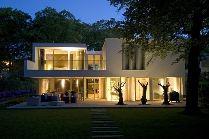 Irregular White Residential "Box": Modern Villa Bilthoven in the Netherlands #architecture #modern
