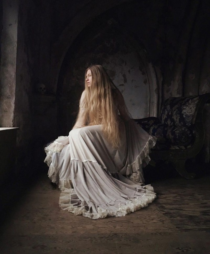 Gorgeously Mysterious, Melancholic and Fine Art Portrait Photography by Nona Limmen