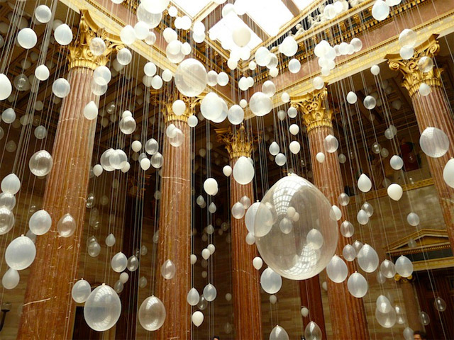 Scattered Crowd: Thousands of White Balloons Suspended by William Forsythe installation balloons #white #balloons #installation