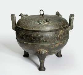 Bronze'Ding' with lid and two curved Handle