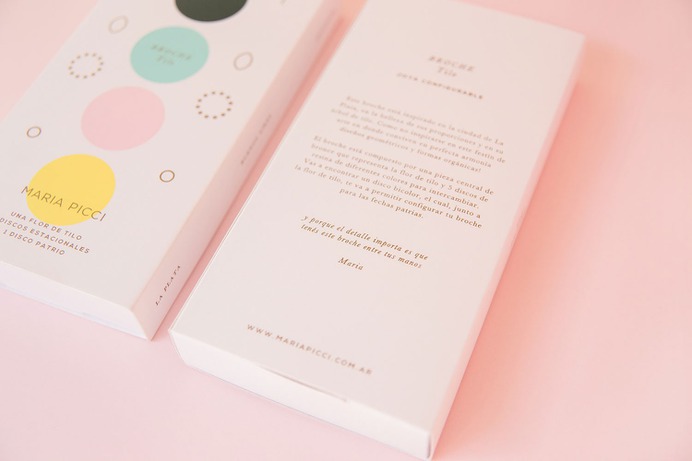 Broche Tilo Branding - Mindsparkle Mag Un Barco designed the branding for Broche Tilo, a brooch/jewel created by Maria Picci. This brooch is inspired by the city of La Plata, the beauty of its proportions and its linden tree. #logo #packaging #identity #branding #design #color #photography #graphic #design #gallery #blog #project #mindsparkle #mag #beautiful #portfolio #designer