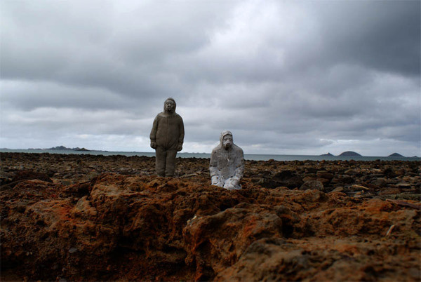 cement miniature sculptures artist isaac cordal 11 #photography #cement #sculpture #art
